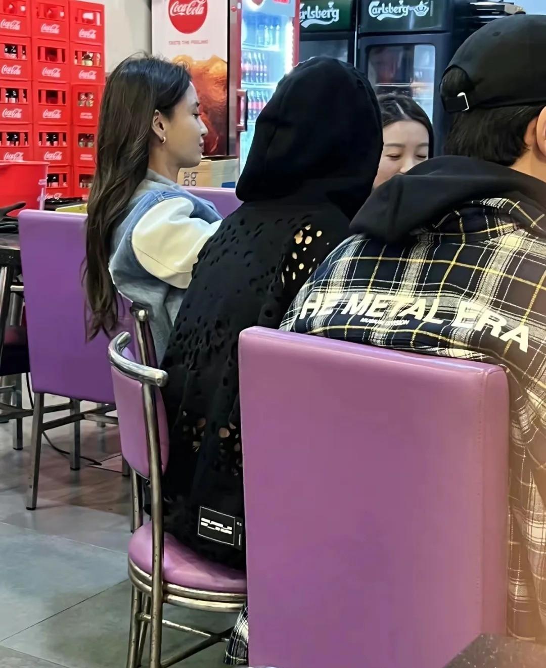 Baby香港吃鸡煲被偶遇，全程光顾聊天了？