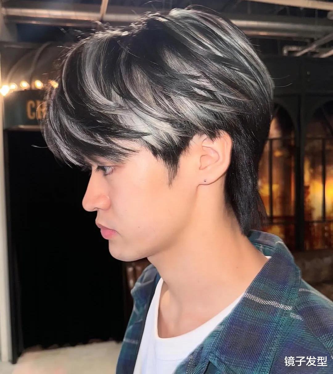 时尚新宠，18 到 30 岁男士的微中分狼尾鲻鱼头，露耳效果帅炸天