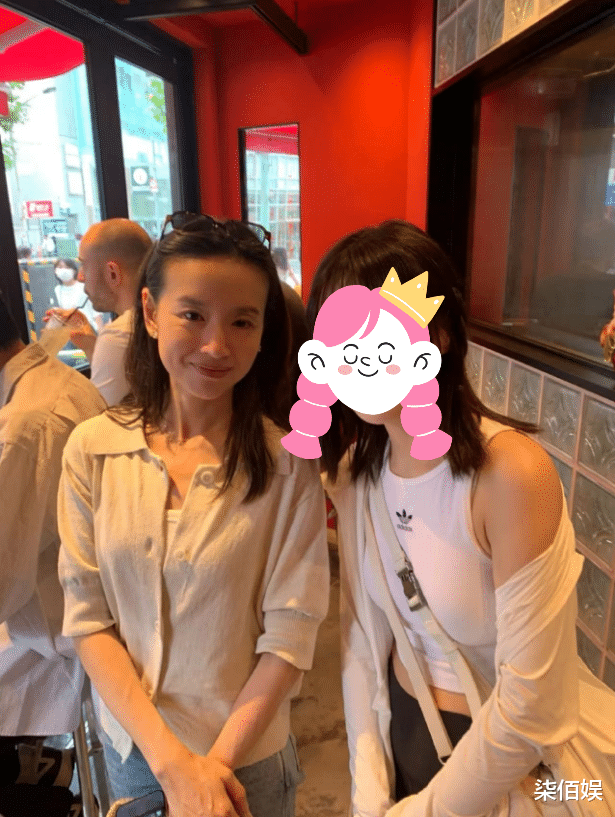 董洁母子日本游玩,15岁顶顶又高又帅,侧颜少女的董洁一笑好显老