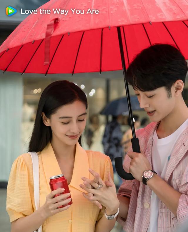 杨颖|被跑男打码，沦落到直播间蹭热度，她被娱乐圈遗忘是早晚的事