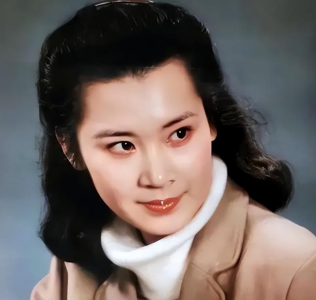 她是国家一级演员，正军级待遇，33岁离婚至今单身，66岁气质不凡