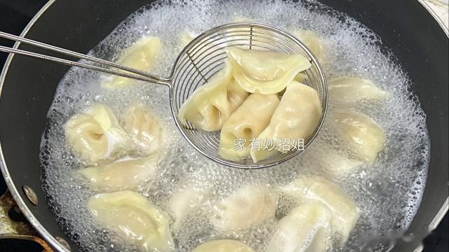 煮饺子，“盖上盖煮”和“不盖盖煮”区别大，难怪饺子口感不一样