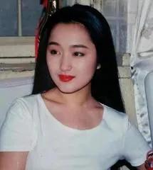 杨钰莹穿这件裙子,谁能想到她52岁依旧如此优雅?