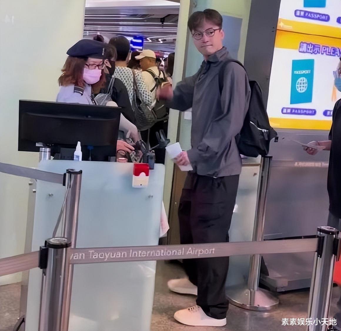 胡歌离台机场画面:戴眼镜背双肩包,衣服好搭,好松弛的少年感