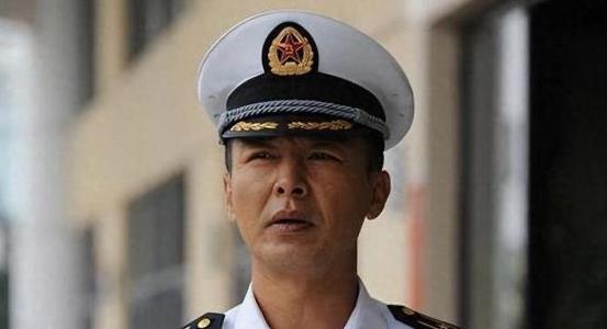 他是“军旅一哥”,与发妻结婚33年零绯闻,儿子有才颜值高是歌手