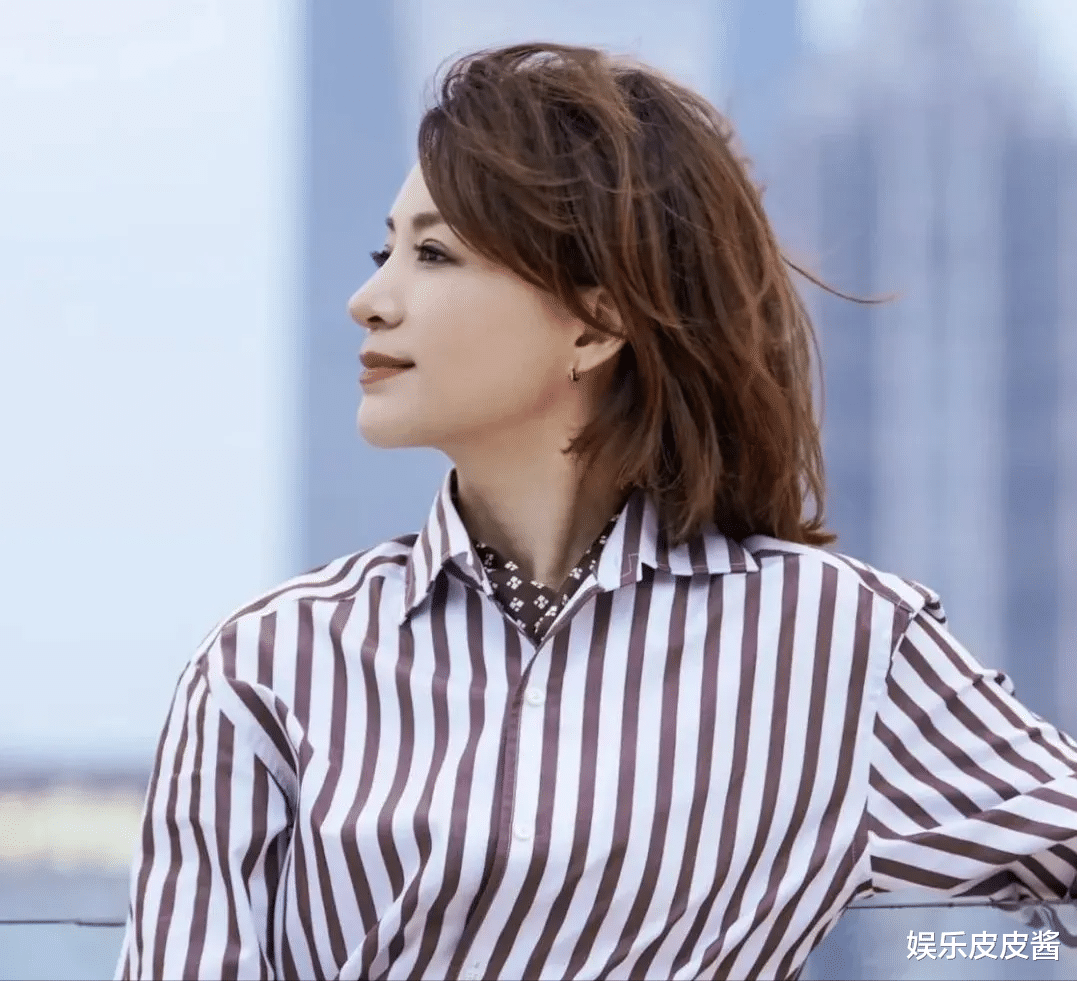 消失4年，51岁董卿婚变后晒美照，穿搭时髦洗心革面，单身更自由