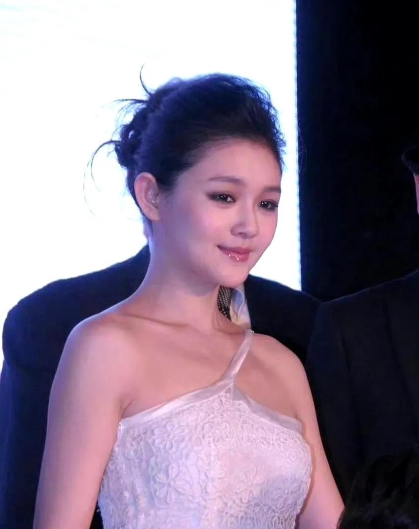 汪小菲这俩婚礼，表情差好多，到底更爱谁？