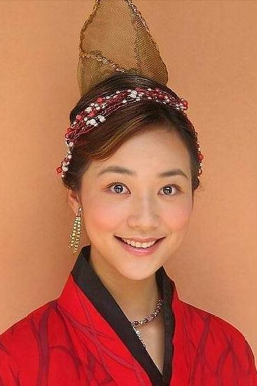 深藏不露：大佬也不敢碰的4位女星，个个背景深厚非同一般