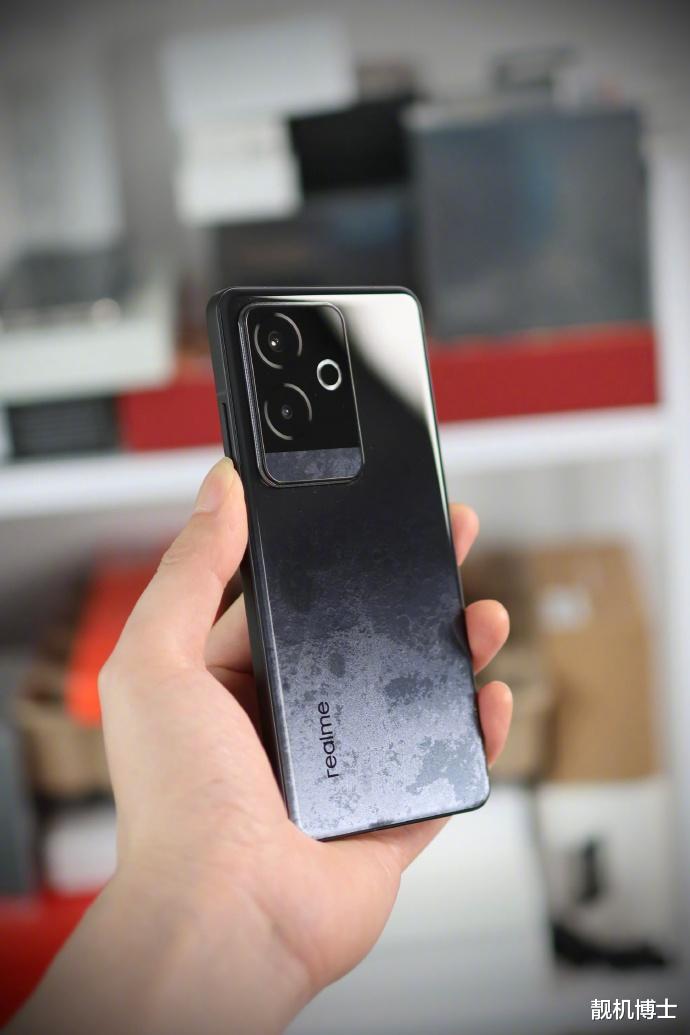 12GB + 256GB + 高通骁龙8 Gen3，2499元旗舰手机你敢信？