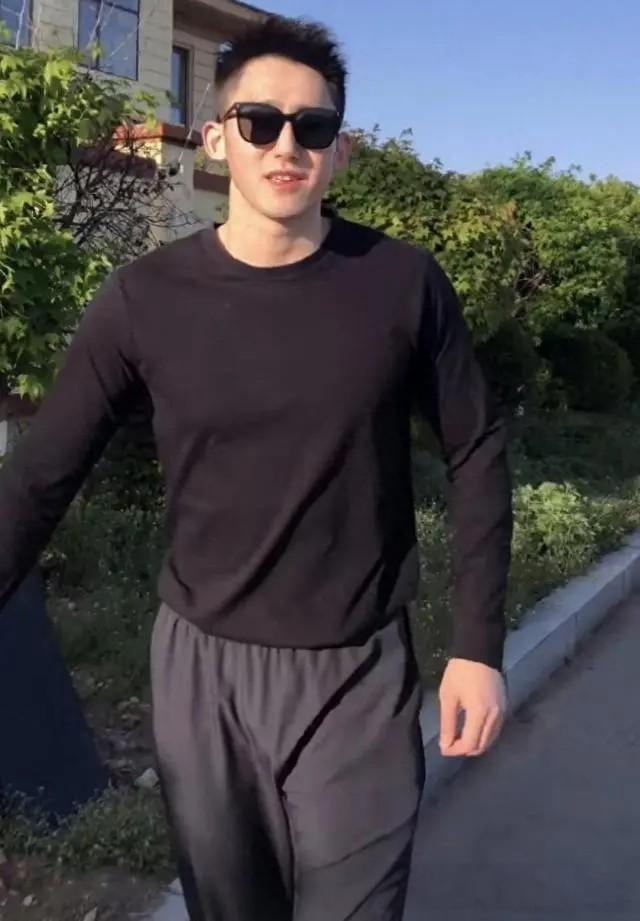 三次开颅,188顶级男神“容颜尽毁”,经历曝光后网友感叹:太可惜