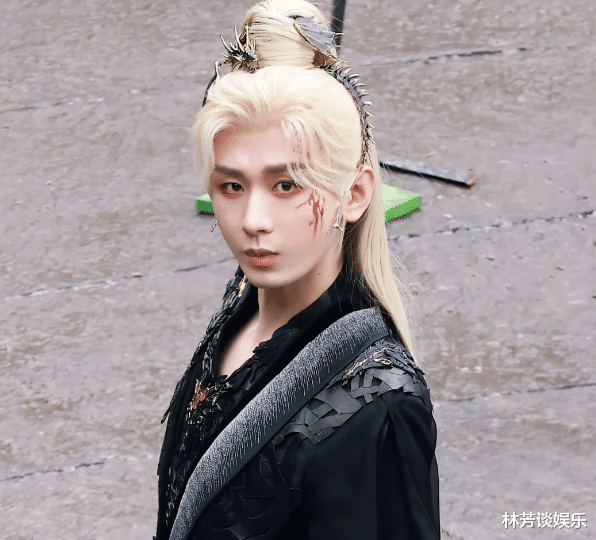 不会尴尬吗？48岁张智尧给33岁成毅演爸，同框一出，我被吸引了