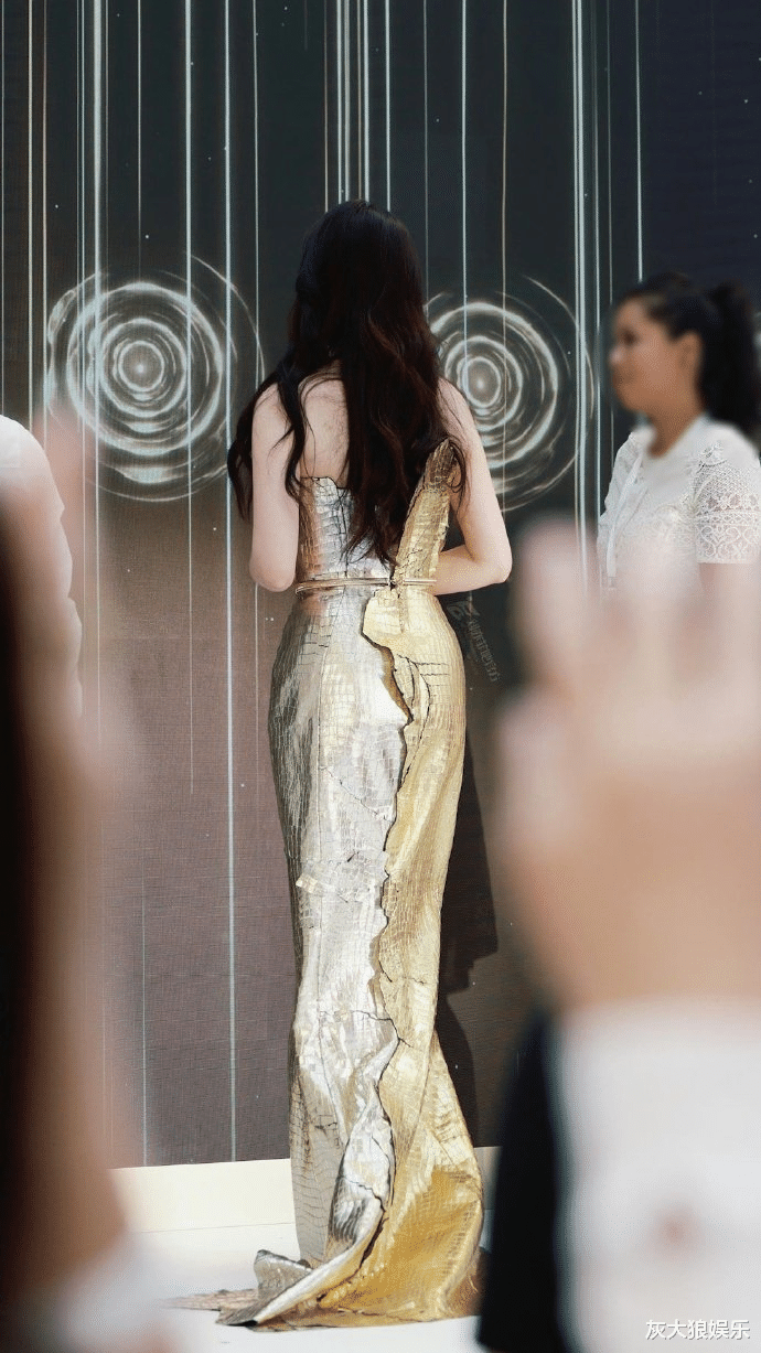 36岁刘亦菲变“肥仙”，穿金色礼服，圆润性感，却被嘲胳膊粗壮