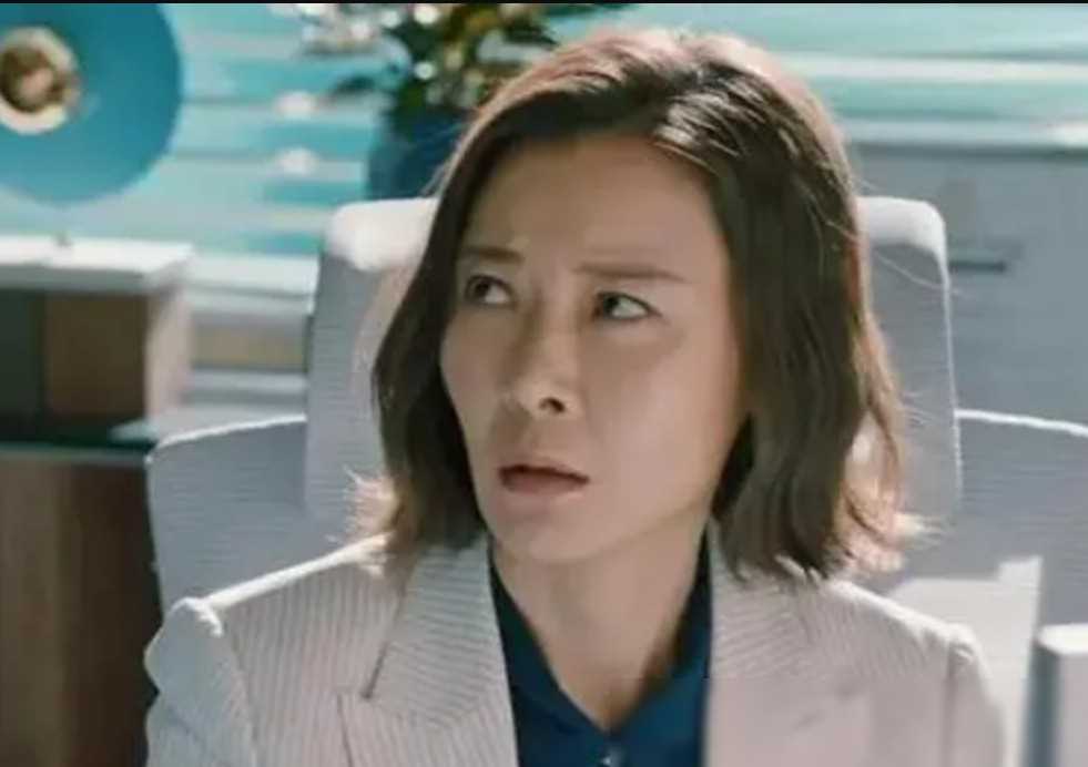 张艺谋的担心是对的!当“整容脸”的风吹进央视,连郑晓龙都翻车