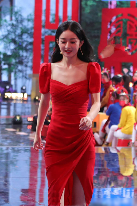 赵丽颖一袭红裙太惊艳,喜庆又时髦的穿搭,这种红色大有说法