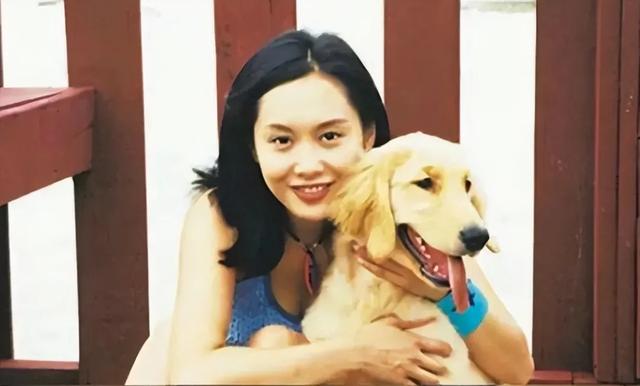 错过周星驰,嫁给黄贯中,她住深山村屋,开小破车,活成了李子柒