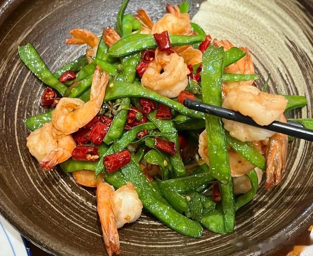 女子请客吃浙江菜，3个人点了一桌菜，结账时以为自己眼花了