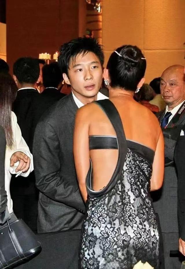 章子怡前男友近照曝光!59岁像80岁大爷,打扮时髦,却还是老人味