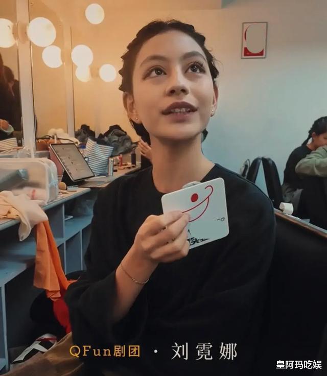 刘烨女儿美貌出众!12岁高鼻梁大眼睛酷似迪丽热巴,混血气质真好