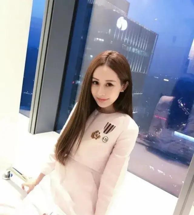 韦雪直播间上演高情商大片,黄一鸣试图带球跑却遭打脸!