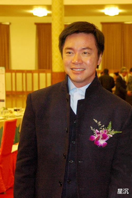 他是成龙要好的朋友，曾与林心如同居8年，如今娶35岁娇妻胖成球