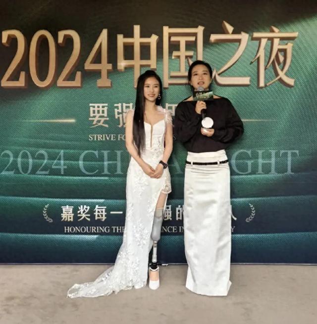 当42岁贾玲和21岁谷爱凌同框，我才知道颜值在气质面前不值一提