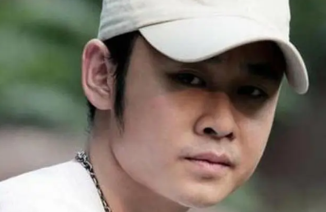 原来她就是陪伴刀郎30年的妻子，难怪刀郎会以这种方式再登神坛！