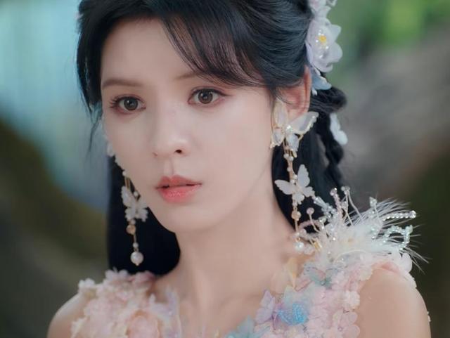 同演比比东,当“巫婆”妆朱珠撞上女王范李小冉,差距竟然这么大