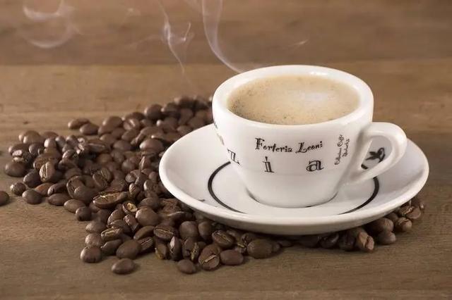 胃溃疡是咖啡喝出来的？医生：即使是铁打的胃，这3种水也要少喝