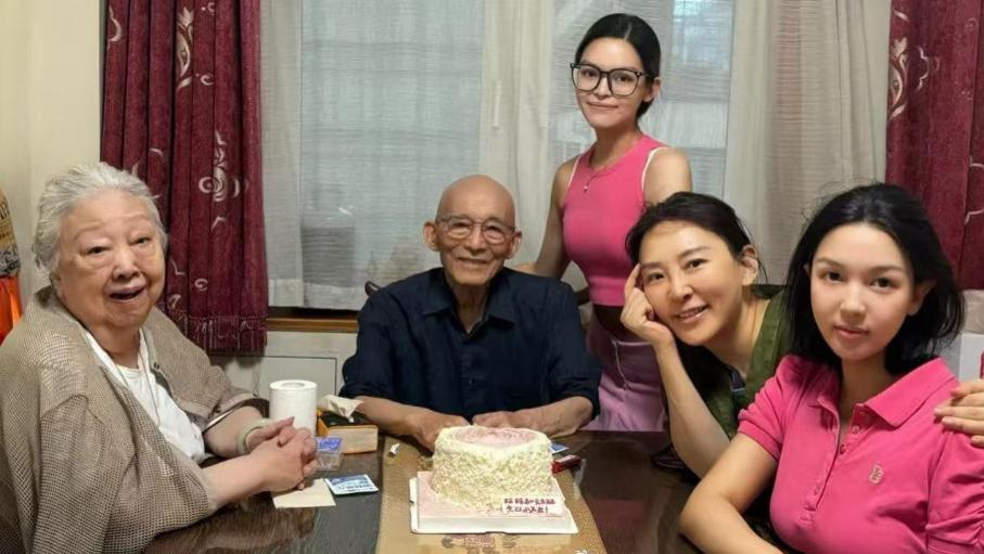 91岁游本昌全家福被曝出！俩孙女身材好、颜值高，儿子一家在美国生活