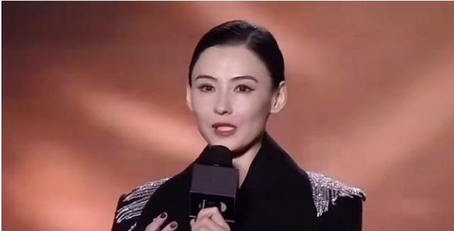 44岁张柏芝罕露面，消失1年后变化太大，和人合影两腿站姿显尴尬