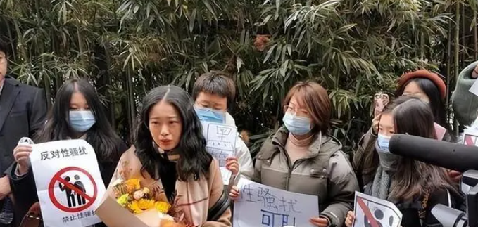 朱军60大寿!谭梅晒近照为丈夫庆生,网友惊呼“岁月不饶人”