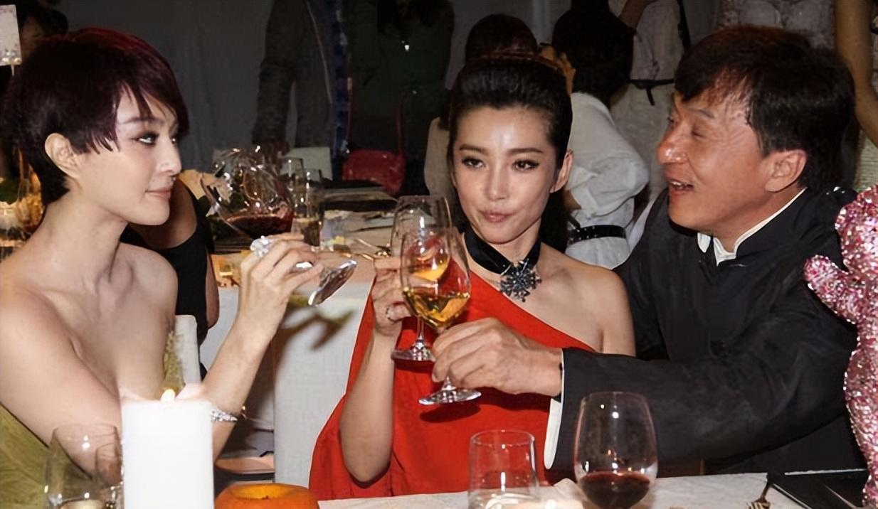 成龙“魔咒”有多“神”,抱过的女星难脱单,代言的品牌也都倒闭