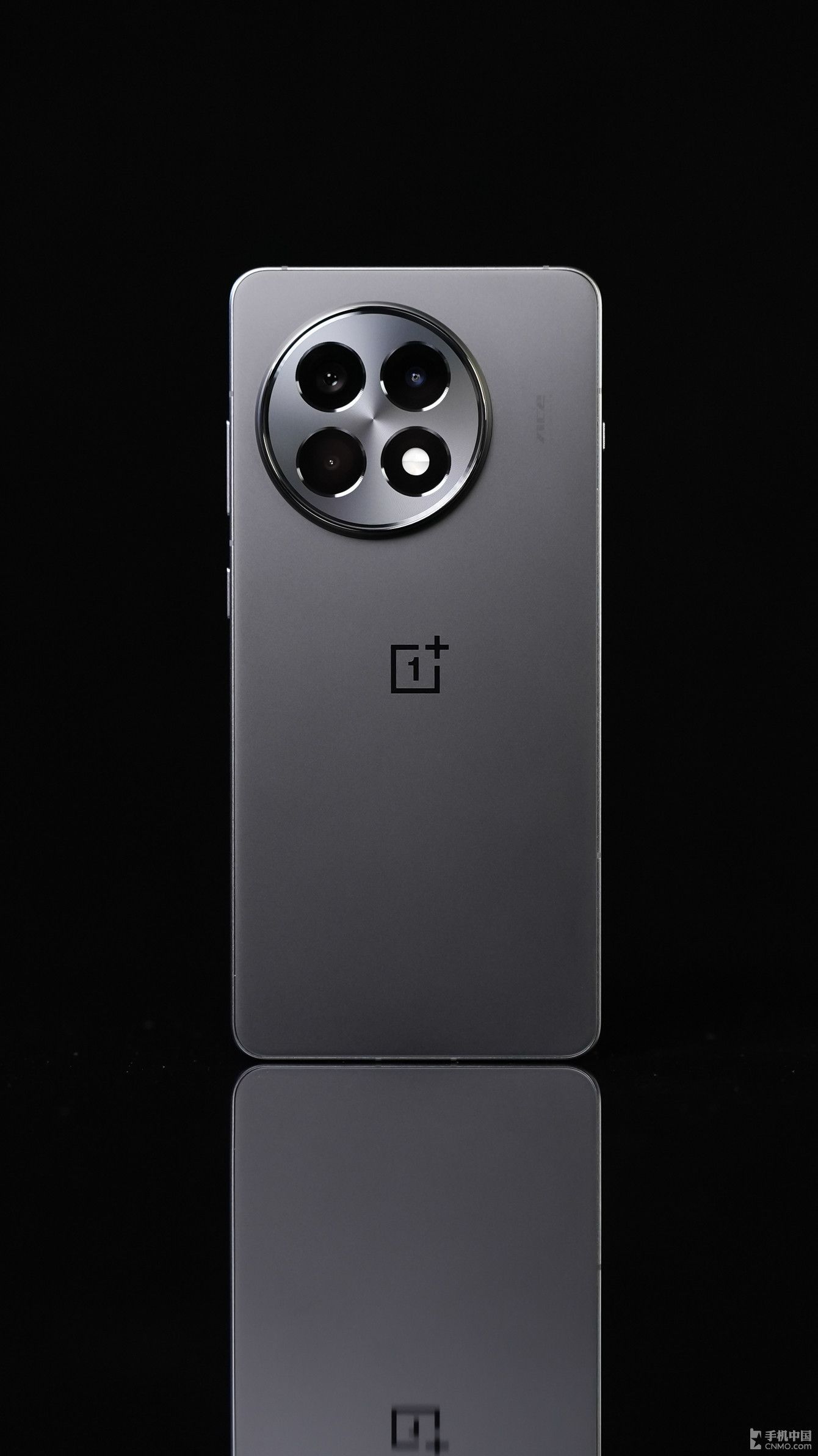 一加 Ace 5 全速黑图赏:丝绸玻璃工艺 观感与手感双重享受