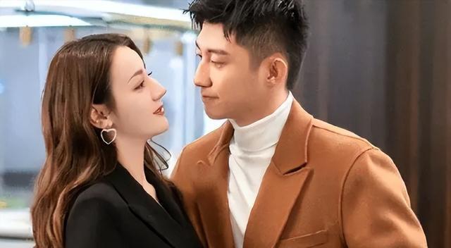 娱乐圈爆大瓜！迪丽热巴国外产子被闪拍，生父疑似暴露，跌落神坛