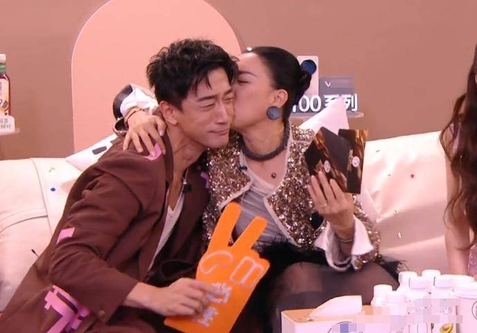 那英在《歌手》夺冠后表情放飞,现场送吻身边人,当场飙泪