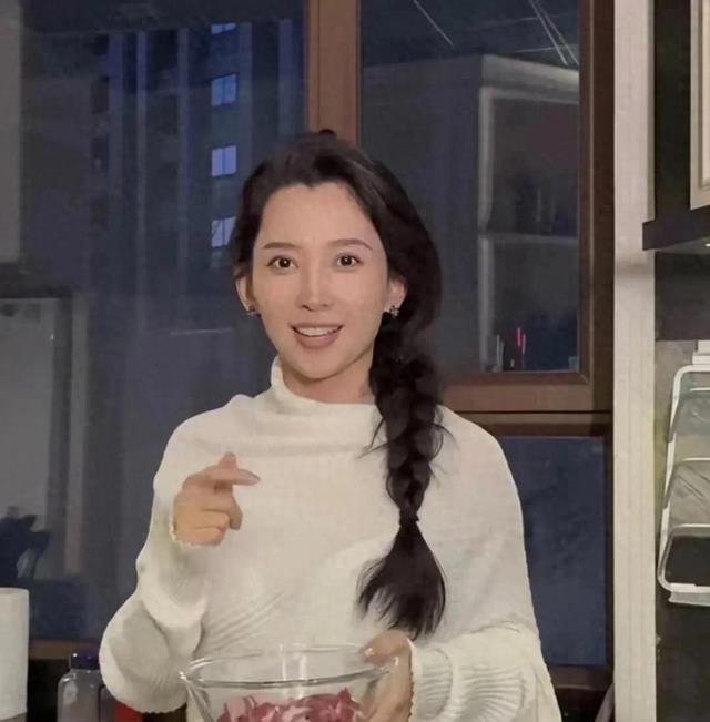 53岁汪峰又要当爸爸了?小20岁女友穿白裙水光细嫩,真是眼光独到!