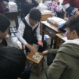 郑恺苗苗两家人吃团圆饭，三胎女宝宝出镜，老大老二正脸都像郑恺