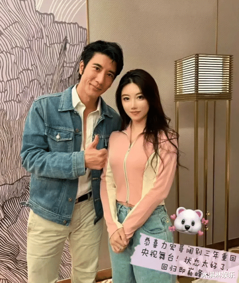 黄晓明太高调!带叶柯去晚会,引荐成龙王力宏,黄太太身份坐实?