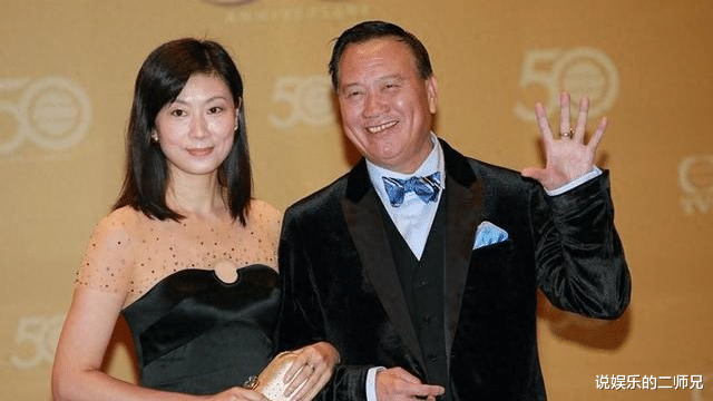 66岁万梓良定居湖南小县城!与小15岁空姐娇妻下馆子,夫妻秀恩爱