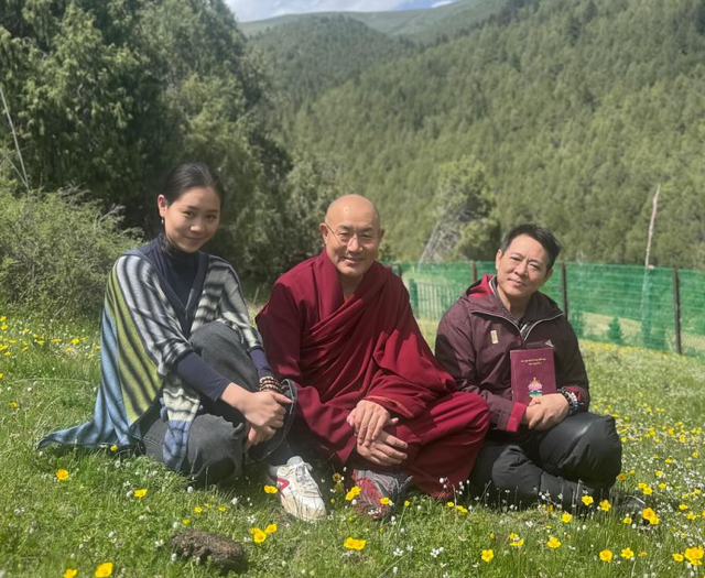 利智李连杰到海拔四千米高山修行惹争议,网友评论:修行还带老婆