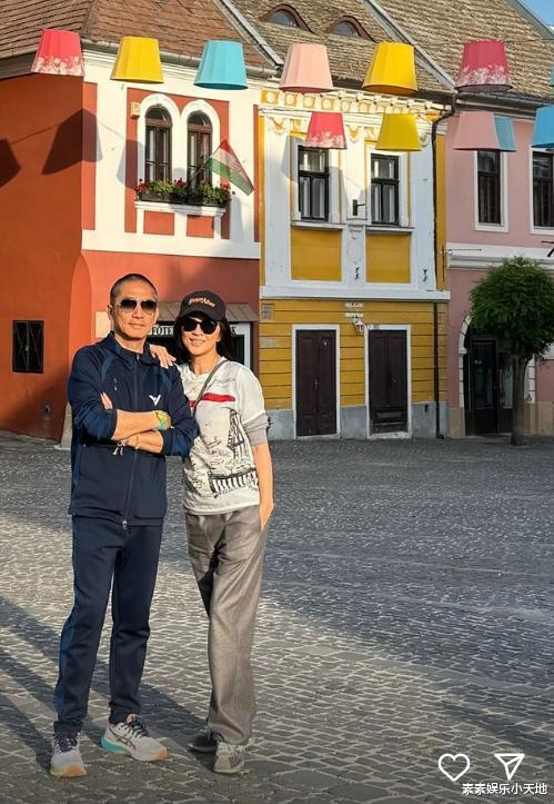 刘嘉玲和弟媳妇一起喝香槟，和梁朝伟在彩虹椅上依偎合影