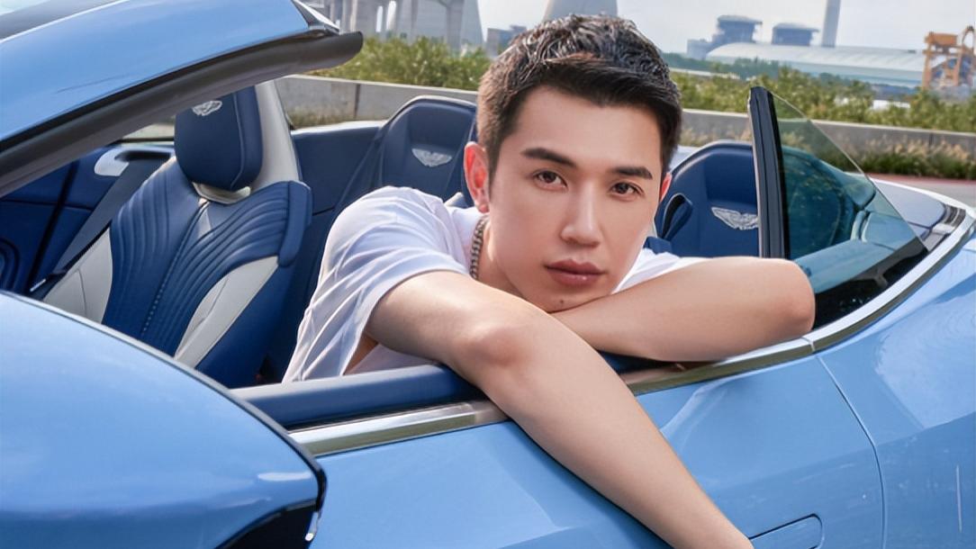 付鹏近照曝光，与男性友人亲密合照，生活惬意引关注