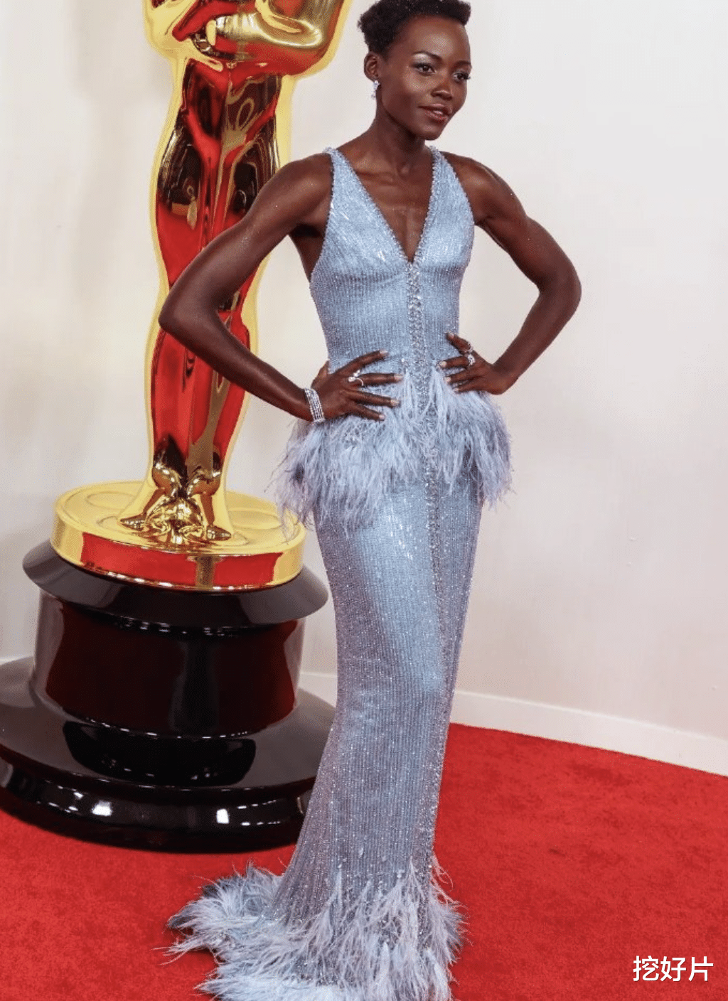 好家伙,奥斯卡男星「全裸」颁奖,红毯女星争奇斗艳,都不及他有风头
