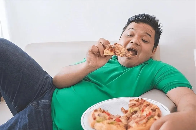 吃完饭就躺着容易生病吗？医生：不仅不长胖，可能还有2个好处