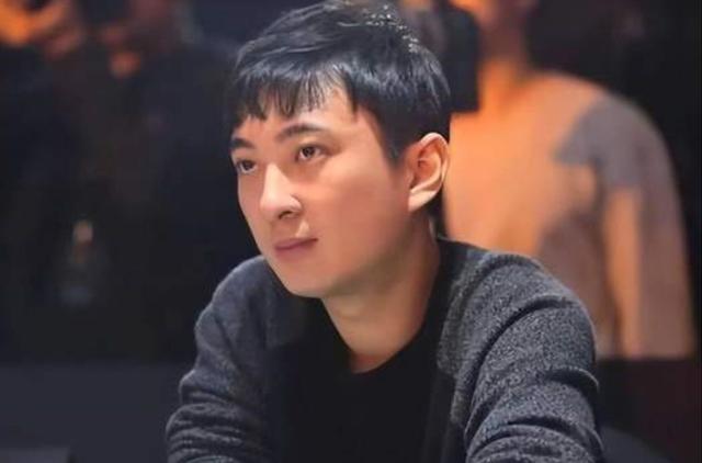 笑麻了!王思聪在新加坡逛街上了热搜,大家却笑死在闪闪评论区里