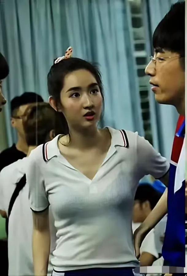 王玉雯演高中生,穿半透明T恤,网友吐槽谁家高中生校服这么透啊