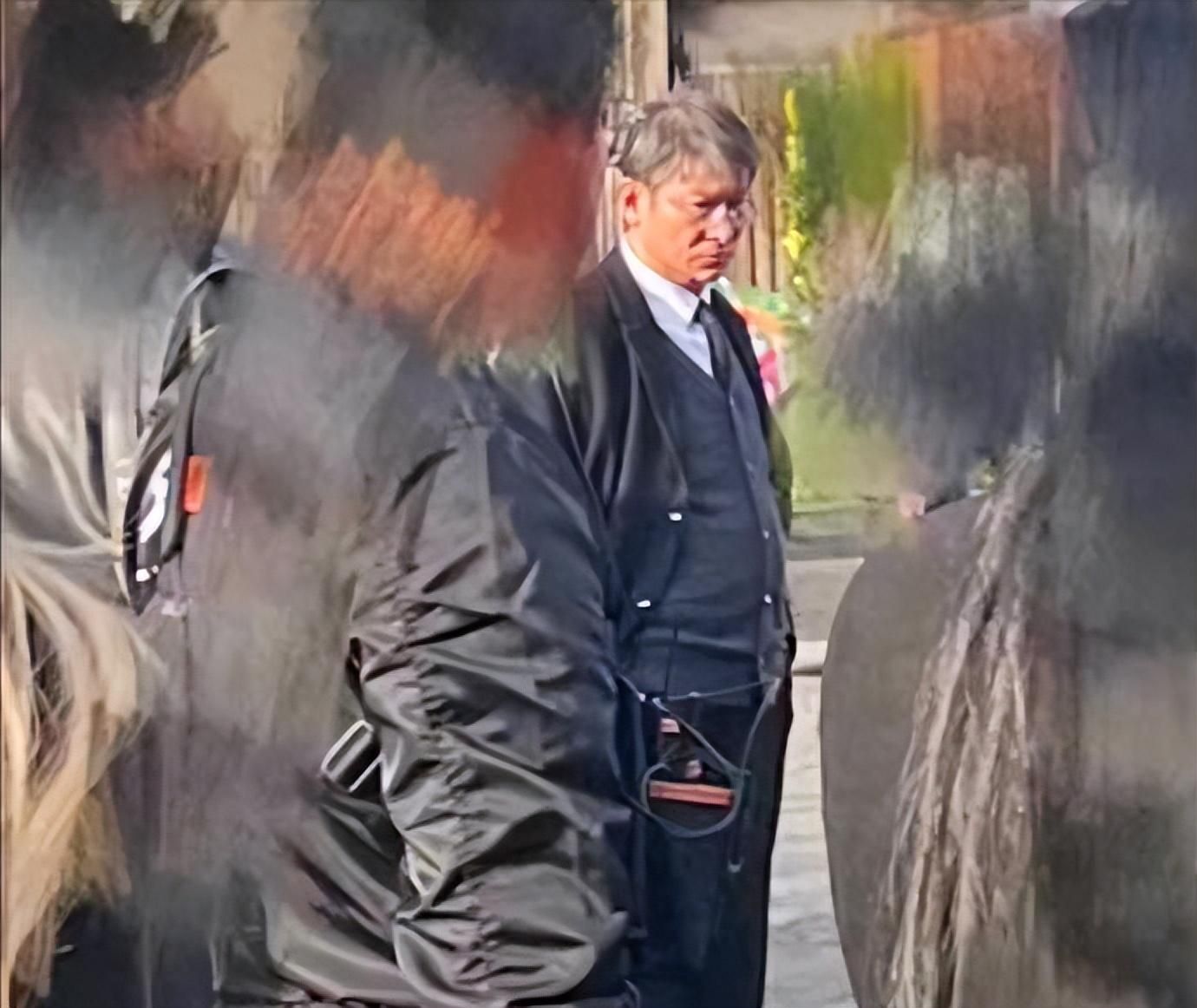 62岁刘德华近照老态龙钟？满头白发，啤酒肚抢镜，天王也老了！