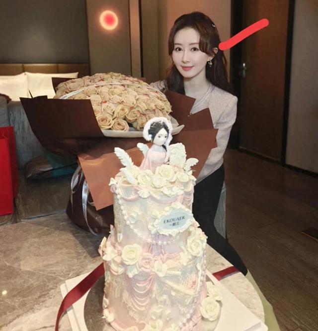 舒畅晒37岁庆生照,妆造漂亮却没了辨识度,还做了精灵耳