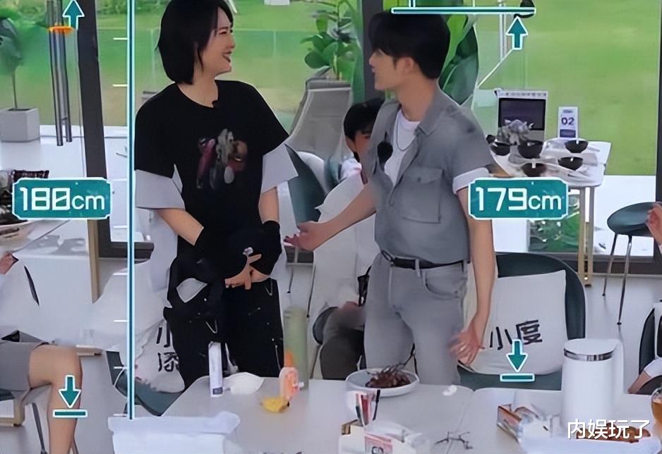 被身高影响的5位男星,平时看上去都很高,一参加综艺都原形毕露