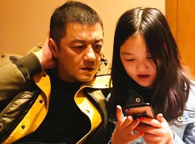 事实证明,“闷声干大事”的窦靖童,已经走上星二代的另一条大道